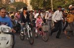 Shahrukh Khan teaches Suhana to ride a bicycle in Bandra, Mumbai on 6th Dec 2011 (7).JPG