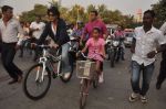 Shahrukh Khan teaches Suhana to ride a bicycle in Bandra, Mumbai on 6th Dec 2011 (5).JPG