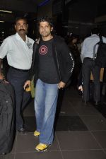 Farhan Akhtar leave for Dubai to promote Don 2 in International Airport, Mumbai on 7th Dec 2011 (11).JPG