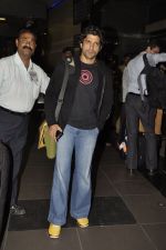 Farhan Akhtar leave for Dubai to promote Don 2 in International Airport, Mumbai on 7th Dec 2011 (8).JPG