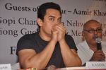 Aamir Khan unveils a book on Phulela Gopichand in Khar, Mumbai on 9th Dec 2011 (8).JPG