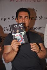 Aamir Khan unveils a book on Phulela Gopichand in Khar, Mumbai on 9th Dec 2011 (9).JPG