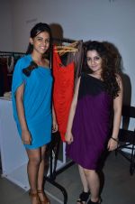 at Aarna Fashion exhibition in BMB Art Gallery on 9th Dec 2011 (102).JPG