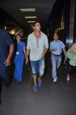 Akshay Kumar snapped at International airport in a cool casual look on 10th Dec 2011 (10).JPG