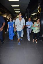 Akshay Kumar snapped at International airport in a cool casual look on 10th Dec 2011 (12).JPG