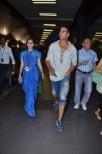 Akshay Kumar snapped at International airport in a cool casual look on 10th Dec 2011 (15).JPG