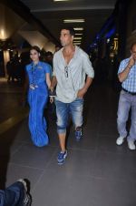 Akshay Kumar snapped at International airport in a cool casual look on 10th Dec 2011 (17).JPG