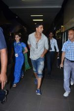 Akshay Kumar snapped at International airport in a cool casual look on 10th Dec 2011 (6).JPG