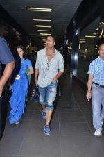 Akshay Kumar snapped at International airport in a cool casual look on 10th Dec 2011 (8).JPG