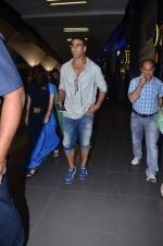 Akshay Kumar snapped at International airport in a cool casual look on 10th Dec 2011.JPG