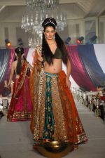 Model walk the ramp for Nisha Sagar_s bridal show in Trident on 10th Dec 2011 (21).JPG
