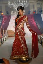 Model walk the ramp for Nisha Sagar_s bridal show in Trident on 10th Dec 2011 (6).JPG