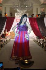Neha Marda walk the ramp for Nisha Sagar_s bridal show in Trident on 10th Dec 2011 (48).JPG