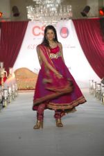 Smiley Suri walk the ramp for Nisha Sagar_s bridal show in Trident on 10th Dec 2011 (6).JPG