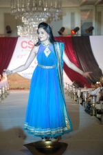 Smita Bansal walk the ramp for Nisha Sagar_s bridal show in Trident on 10th Dec 2011 (43).JPG