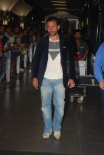 Saif Ali Khan snapped at international airport on 18th Dec 2011 (28).JPG