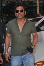 Sunil Shetty snapped at domestic airport on 18th Dec 2011 (3).JPG