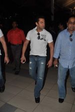 Salman Khan return after CCL cricket match in Airport, Mumbai on 20th Dec 2011 (37).JPG