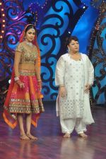 Genelia D Souza, Saroj Khan on the sets of Saroj Khan_s show Nachle Ve at Imagine in R K Studios on 21st Dec 2011 (126).JPG