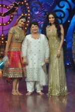 Malaika Arora Khan, Genelia D Souza, Saroj Khan on the sets of Saroj Khan_s show Nachle Ve at Imagine in R K Studios on 21st Dec 2011 (122).JPG
