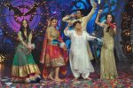 Malaika Arora Khan, Genelia D Souza, Saroj Khan, Jennifer Winget on the sets of Saroj Khan_s show Nachle Ve at Imagine in R K Studios on 21st Dec 2011 (113).JPG