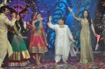 Malaika Arora Khan, Genelia D Souza, Saroj Khan, Jennifer Winget on the sets of Saroj Khan_s show Nachle Ve at Imagine in R K Studios on 21st Dec 2011 (114).JPG