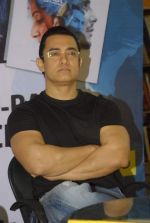 Aamir Khan at Dhobi Ghat DVD launch in Crossword, Kemps Corner on 23rd Dec 2011 (3).JPG