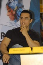 Aamir Khan at Dhobi Ghat DVD launch in Crossword, Kemps Corner on 23rd Dec 2011 (7).JPG