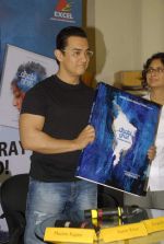 Aamir Khan, Kiran Rao at Dhobi Ghat DVD launch in Crossword, Kemps Corner on 23rd Dec 2011 (25).JPG