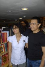 Aamir Khan, Kiran Rao at Dhobi Ghat DVD launch in Crossword, Kemps Corner on 23rd Dec 2011 (3).JPG