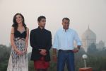 Gautham Menon, Prateik Babbar, Amy Jackson at the Music Launch of Ek Deewana Tha in Taj Mahal, Agra, Delhi on 21st Dec 2011 (13).JPG
