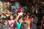 Shiney Ahuja turns santa in Andheri, Mumbai on 24th Dec 2011 (13).JPG