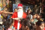 Shiney Ahuja turns santa in Andheri, Mumbai on 24th Dec 2011 (17).JPG