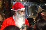 Shiney Ahuja turns santa in Andheri, Mumbai on 24th Dec 2011 (19).JPG