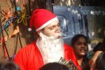 Shiney Ahuja turns santa in Andheri, Mumbai on 24th Dec 2011 (20).JPG
