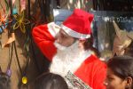 Shiney Ahuja turns santa in Andheri, Mumbai on 24th Dec 2011 (21).JPG