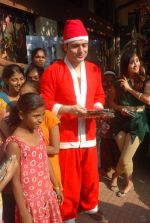 Shiney Ahuja turns santa in Andheri, Mumbai on 24th Dec 2011 (25).JPG