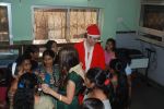 Shiney Ahuja turns santa in Andheri, Mumbai on 24th Dec 2011 (27).JPG