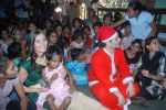 Shiney Ahuja turns santa in Andheri, Mumbai on 24th Dec 2011 (30).JPG