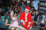 Shiney Ahuja turns santa in Andheri, Mumbai on 24th Dec 2011 (31).JPG
