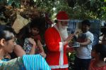 Shiney Ahuja turns santa in Andheri, Mumbai on 24th Dec 2011 (4).JPG