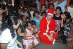 Shiney Ahuja turns santa in Andheri, Mumbai on 24th Dec 2011 (44).JPG
