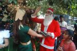 Shiney Ahuja turns santa in Andheri, Mumbai on 24th Dec 2011 (6).JPG