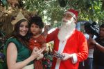 Shiney Ahuja turns santa in Andheri, Mumbai on 24th Dec 2011 (8).JPG