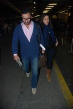 Saif Ali Khan, Kareena Kapoor off for a vacation in Airport on 25th Dec 2011 (11).JPG