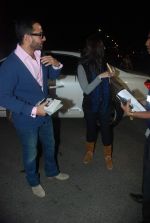 Saif Ali Khan, Kareena Kapoor off for a vacation in Airport on 25th Dec 2011 (6).JPG