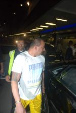 Sanjay Dutt snapped at airport as they enter Big Boss on 29th Dec 2011 (12).JPG