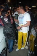 Sanjay Dutt snapped at airport as they enter Big Boss on 29th Dec 2011 (7).JPG