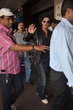 Shahrukh Khan snapped at the Domestic Airport in Mumbai on 29th Dec 2011 (30).JPG
