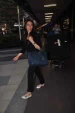 Karisma Kapoor returns from their vacation on 2nd Jan 2012 (7).JPG